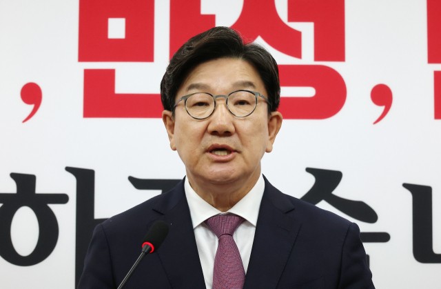 '원내대표 퇴임' <b>권성동</b> "尹 왜 <b>위법</b>적 <b>계엄</b>했는지 지금도 이해안가"