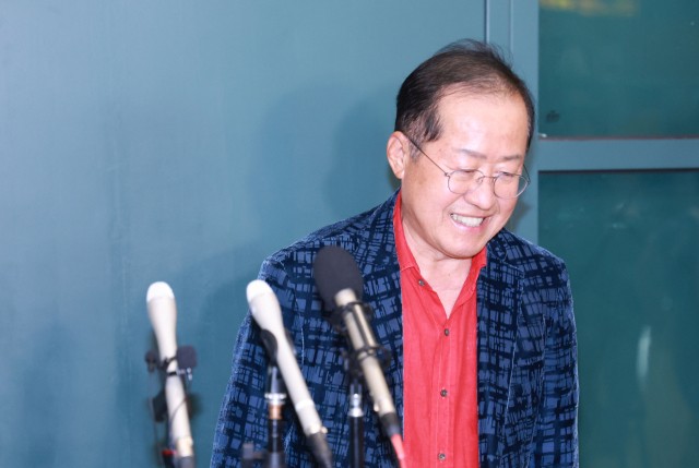 '<b>귀국</b>' <b>홍준표</b> "정치보복 말고 국민통합으로 나라 안정됐으면"