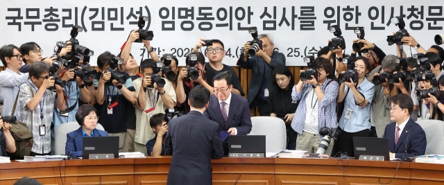 국힘 "묻지마 깜깜이" vs 민주 "범죄자 몰이"… <b>김민석</b> 국무총리 후보자...