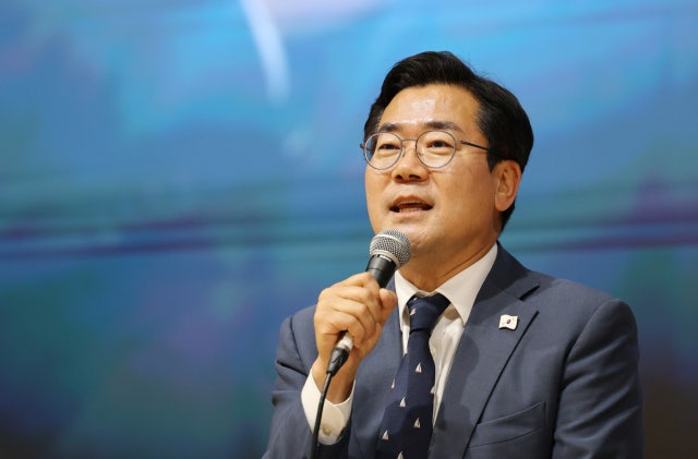 창원 찾은 정청래·<b>박찬대</b>는 '호남 일주일 살기'… <b>당권 경쟁</b>
