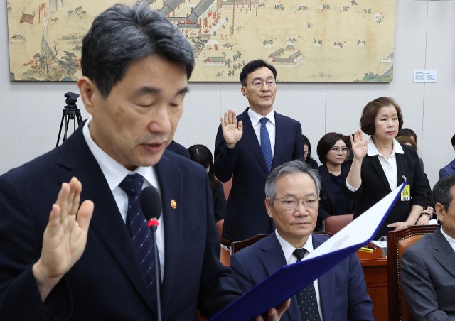 교육부 국장 "尹<b>대통령실</b>, <b>리박스쿨</b> 관련 단체 챙겨라 <b>압력</b>" 증언
