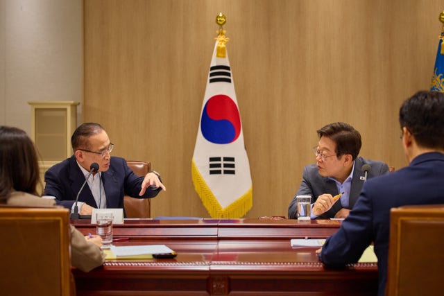 <b>이재명 대통령</b>, 첫 NSC 주재…“남북 평화가 실용적 해법”