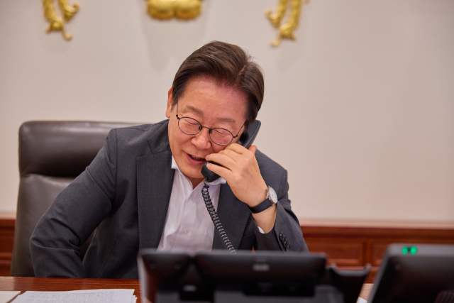 이재명 대통령이 22일 용산 대통령실에서 타밈 빈 하마드 알사니 카타르 국왕과 통화를 하고 있다. 연합뉴스