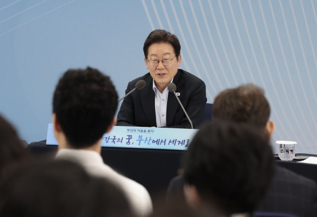 부산 찾은 李 대통령 "<b>해수부</b>·기업 부산 신속 <b>이전</b>할 것"