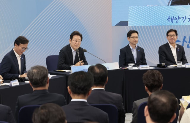 <b>부산</b> 찾은 이 대통령 “<b>해수부</b>·관련 기업 <b>신속 이전</b>…가덕신공항 정상...