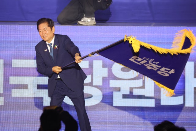 [속보] 이재명 정부 첫 <b>민주당</b> 대표 <b>정청래</b>…61.74% 득표로 압승