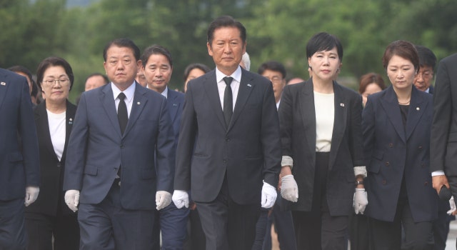 <b>정청래</b>, 노무현 전 <b>대통령</b> 묘역서 “잘 하겠다”…오후 <b>문재인</b> 전 대통...