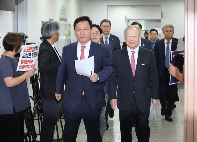 국민의힘 김형동(왼쪽) 의원, 손경식 한국경영자총협회(경총) 회장 이 18일 서울 여의도 국회 소통관에서 노조법 개정 중단 촉구 기자회견을 위해 입장하고 있다. 연합뉴스