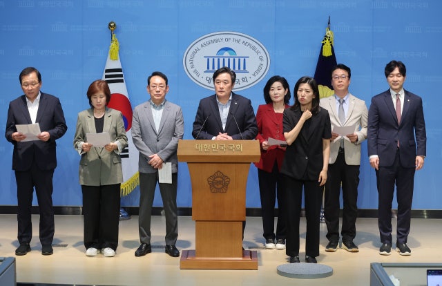 ‘<b>해수부 이전</b> 특별법’ 두고 충돌…<b>국민의힘</b> 부산 의원 “반쪽짜리 특...