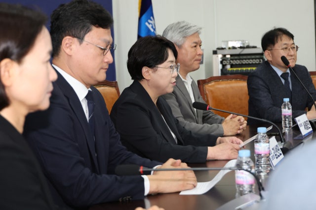 <b>조국혁신당</b> 악화일로…지도부 총사퇴, 비대위 체제 전환
