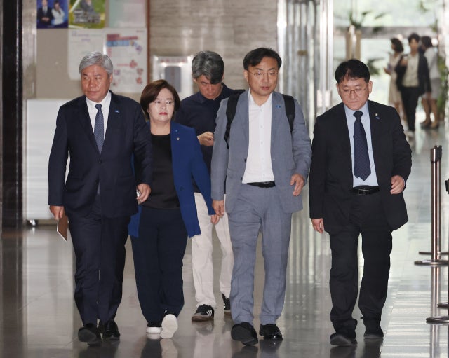 사면초가 <b>조국혁신당</b>…<b>조국</b>, <b>비대위원장</b> 등판할까