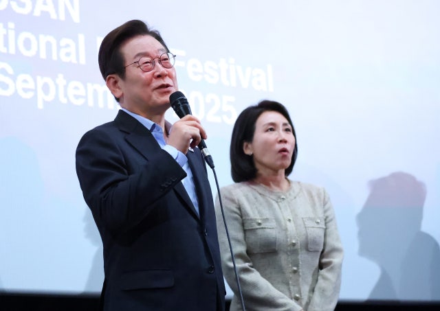 <b>부산</b>서 BIFF 상영작 관람한 <b>대통령</b> 부부 "한국 영화 더 관심갖겠다"