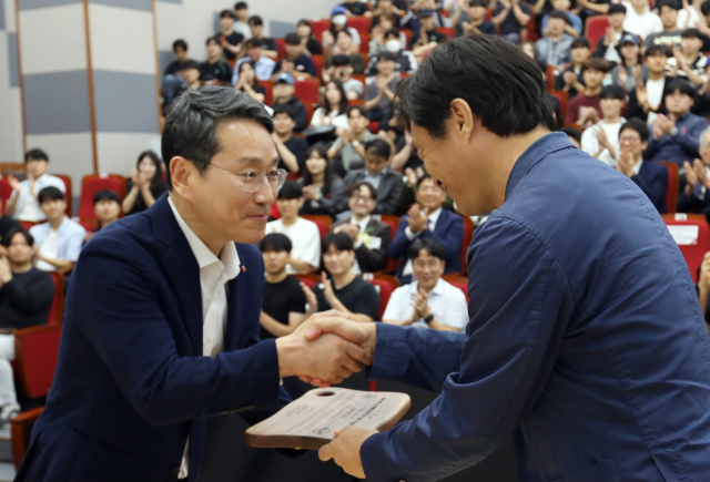 LG전자 조주완 CEO가 2일 부산대 기계관에서 재학생 300명에게 CEO 특강을 진행했다. 사진은 조주완 CEO가 부산대와의 산학협력 30주년 기념 감사패를 받고 있는 모습.LG
