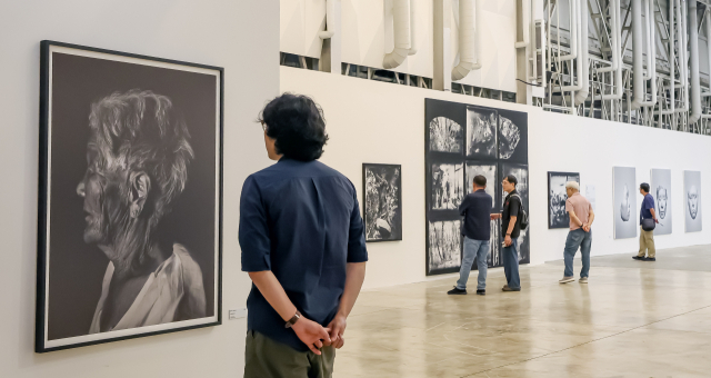 제9회 부산국제사진제가 24일 부산 수영구 'F1963 석천홀'에서 개막해 관람객들이 작품을 감상하고 있다. 이번 전시는 총 3개의 전시장에서 24개국 200여 명의 사진가 작품을 만나 볼 수 있다. 김종진 기자 k