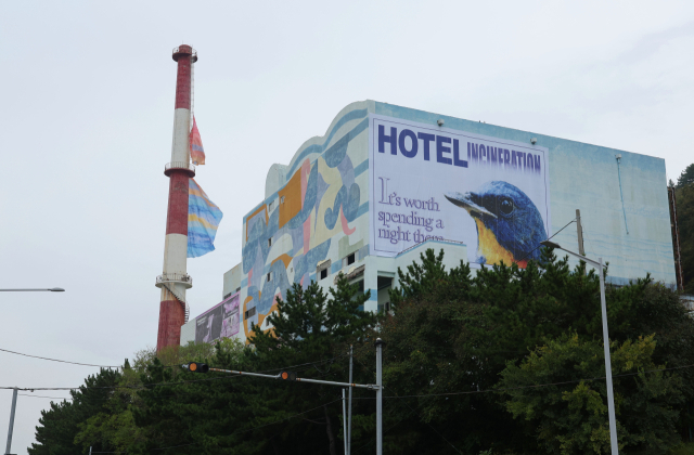 ‘2025 바다미술제’ 작품 중 부산 사하구 다대소각장에 설치된 라울 발히의 ‘부산의 온도 깃발’(왼쪽)과 조형섭의 ‘장기 초현실'. 정종회 기자 jjh@