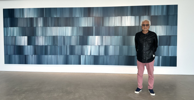 지난달 9일 부산 해운대구 오케이앤피 부산에서 개막한 ‘A Certain Scenery’(어떤 풍경) 전시 오프닝에 참석한 심문섭 작가. 김은영 기자 key66@