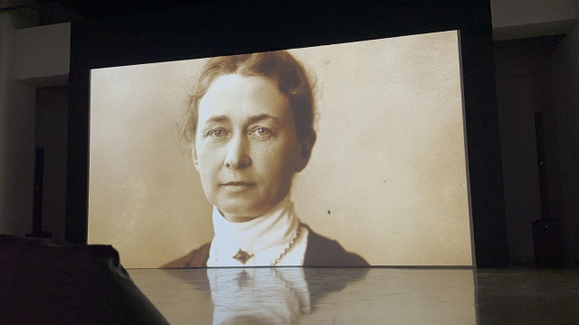 추상 미술의 선구자 힐마 아프 클린트를 국내에 본격적으로 소개하는 대규모 회고전 ‘힐마 아프 클린트: 적절한 소환’이 부산 사하구 부산현대미술관 2층 전시실5에서 열리고 있다. 사진은 다큐멘터리에 나온 힐마 모습. 