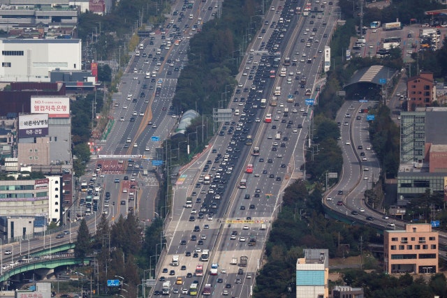 <b>추석</b>·설 명절기간 <b>고속도로</b> 교통사고, 절반이상 ‘전방주시 태만’ 원...