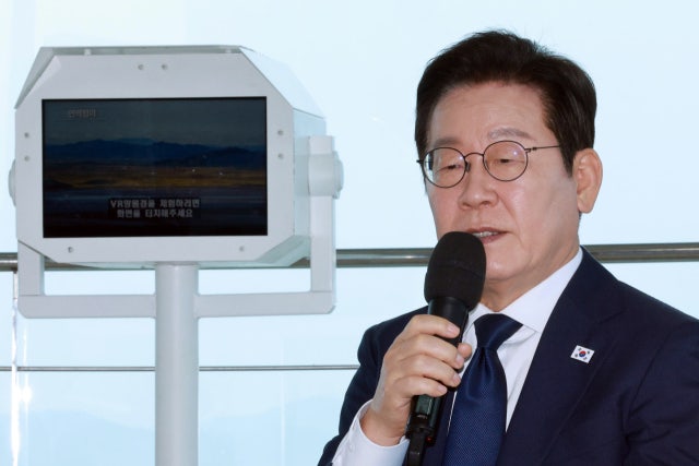 [속보] 李대통령, '<b>전산망 담당 공무원 사망</b>'에 "슬픔과 애도 표한다"