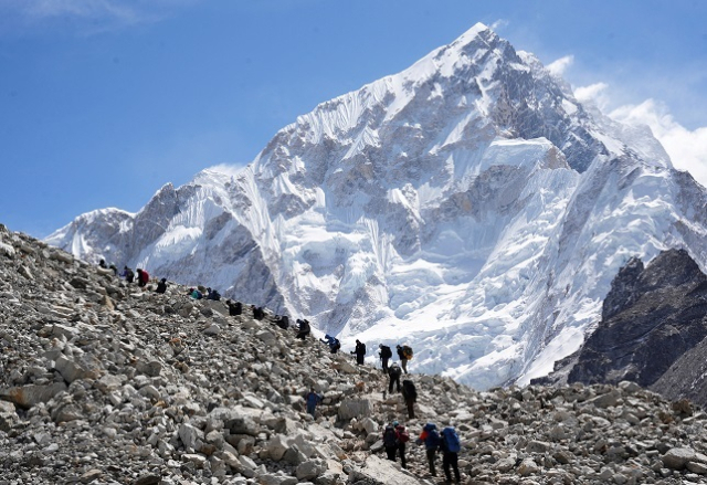 갑자기 들이닥친 거센 눈보라로 에베레스트산의 동쪽 경사면 근처에서 등산객 수백명이 고립됐다고 로이터통신이 5일(현지시간) 보도했다. 사진은 올해 4월 12일 네팔 솔루쿰부 지구 로