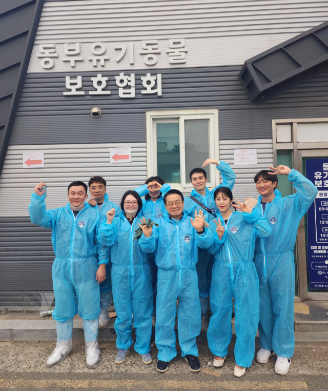 안병길 한국해양진흥공사 사장(앞줄 가운데) 등 임직원들이 부산 해운대구에 위치한 동부유기동물보호협회에서 보호소 청소 등 봉사활동을 펼친 후 기념촬영을 하고 있다. 이번 봉사활동은 