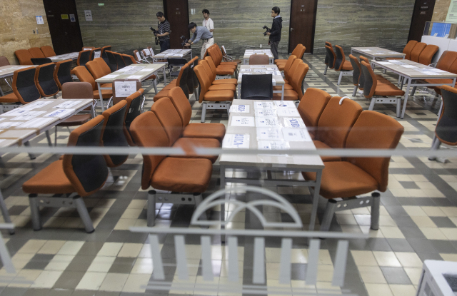 2025년 국정감사가 하루 앞으로 다가온 12일 서울 여의도 국회 법제사법위원회 앞 복도 책상에 피감 기관 직원들이 대기할 책상 위에 자리를 선점하기 위한 안내문이 붙어 있다. 올