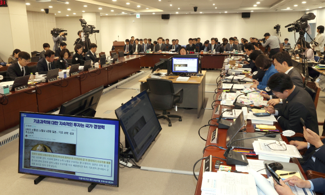 배경훈 부총리 겸 과학기술정보통신부 장관이 13일 정부세종청사에서 열린 국회 과학기술정보방송통신위원회의 과학기술정보통신부에 대한 국정감사에서 여야 위원들의 질의에 답하고 있다. 연