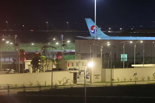 캄보디아 온라인 사기에 가담해 구금된 한국인들 탑승한 버스가 17일(현지시간) 캄보디아 프놈펜 인근 테초국제공항에서 송환을 위해 마련된 전세기로 향하고 있다. 연합뉴스