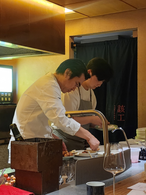 소공간 박기섭 셰프(왼쪽)와 남타이 누들의 김태형 대표가 함께 일을 하고 있다.