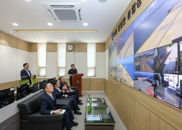 ÀÌ¸í±¸ °ü¼¼Ã»ÀåÀÌ 3ÀÏ Æ÷Ç× ¿µÀϸ¸Ç×À» ¹æ¹®ÇØ ¡®2025°æÁÖ APEC Á¤»óȸÀÇ¡¯ Çà»ç Âü¼®ÀÚµéÀÇ ÀÔ¡¤Ãâ±¹ ÆíÀǸ¦ À§ÇÑ ¿©ÇàÀÚ Åë°üÁö¿ø Áغñ »óȲÀ» Á¡°ËÇϰí ÀÖ´Ù. °ü¼¼Ã» Á¦°ø