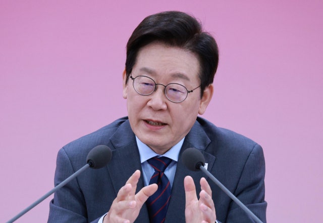 李대통령, 故<b>신해철 11주기</b> 추모…"그가 꿈꾼 세상, 여전한 우리 과제"