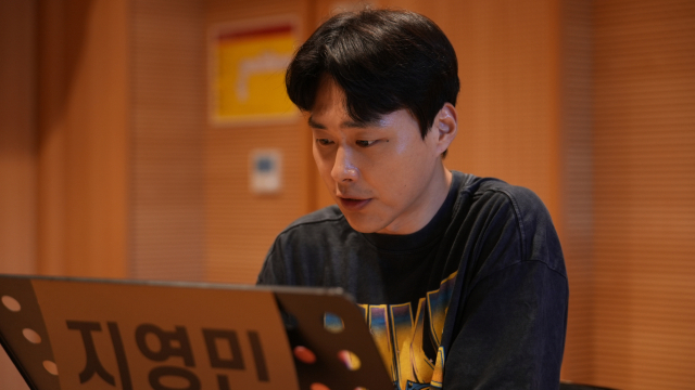 열린아트홀 무대에 오르는 극단 줏대잡이의 '먼지 위의 글자' 연습 장면. 부산소극장연극협의회 제공