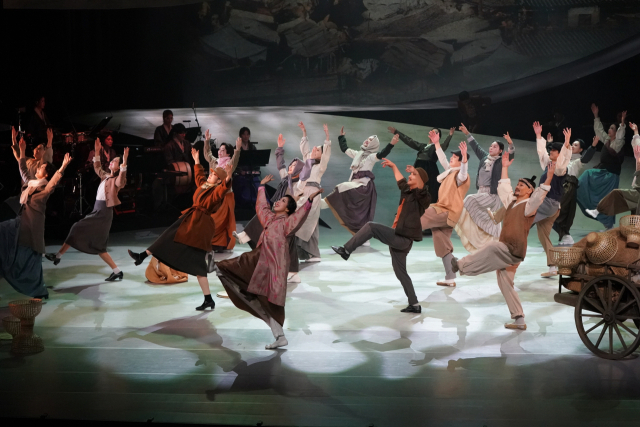 국립부산국악원이 2023년 첫선을 보인 국악극 ‘춤바람 분데이’ 공연 모습.국립부산국악원 제공