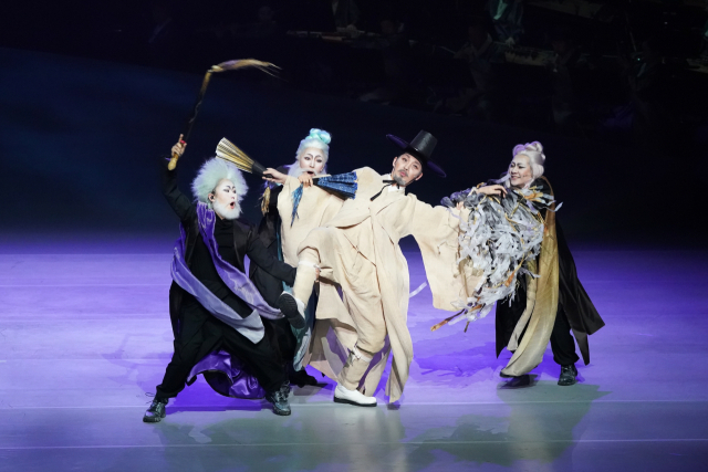 국립부산국악원이 2023년 첫선을 보인 국악극 ‘춤바람 분데이’ 공연 모습.국립부산국악원 제공
