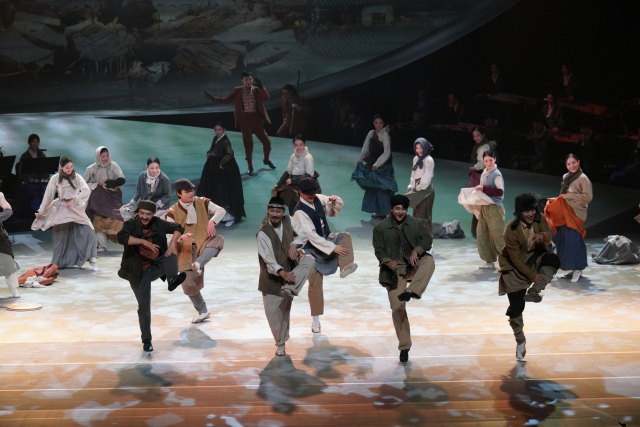 국립부산국악원이 2023년 첫선을 보인 국악극 ‘춤바람 분데이’ 공연 모습.국립부산국악원 제공