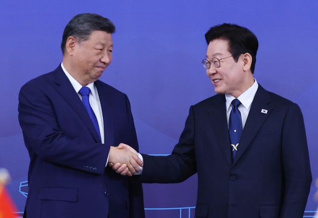 <b>APEC</b> 영향? 이 대통령 국정 지지율 53%… 1.8%P 상승