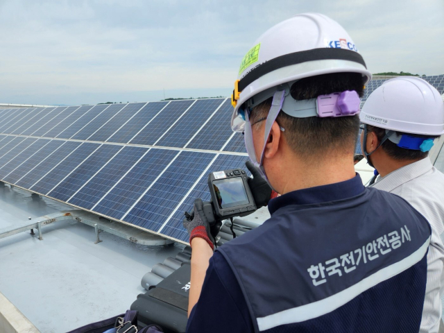 지난 8월 한국전기안전공사 관계자들이 APEC 정상회의가 예정된 경주화백컨벤션센터 태양광설비의 안전점검을 진행하고 있다. 전기안전공사 제공