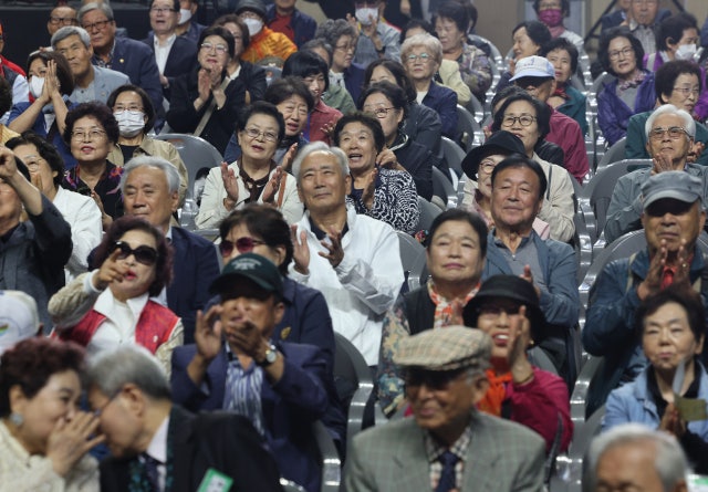 기초생활보장급여·<b>근로장려금</b> 받는 노인 5년 새 50% 가까이 급증