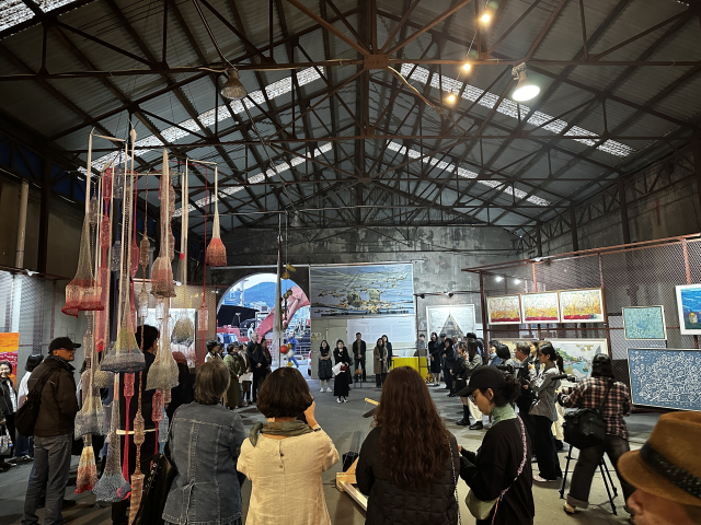 부산 영도 스페이스 원지에서 열린 부산판화가협회 ‘판의 경계, 경계의 포구’ 개막식 모습. 김은영 기자 key66@