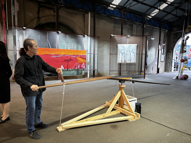 부산판화가협회 ‘판의 경계, 경계의 포구’ 전시 중 정만영 작가가 노 젓는 시범을 보이고 있다. 김은영 기자 key66@