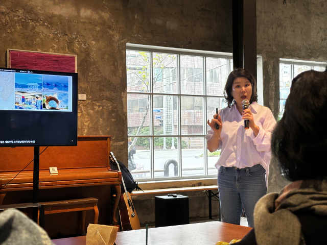 부산판화가협회 ‘판의 경계, 경계의 포구’ 개막식에 앞서 열린 강연 모습. 김은영 기자 key66@
