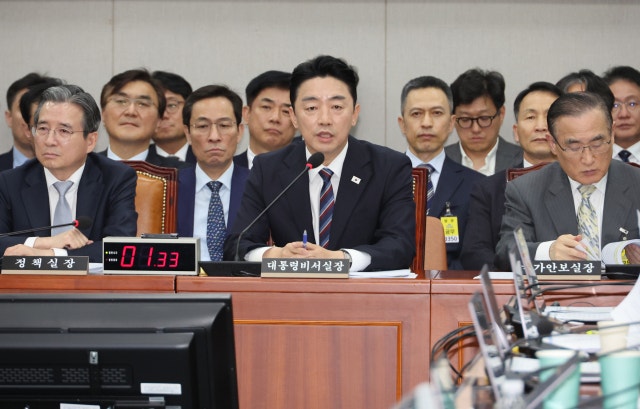강훈식 “<b>한미 팩트시트 협상</b> 막바지 단계…이주 넘기지 않을 것”