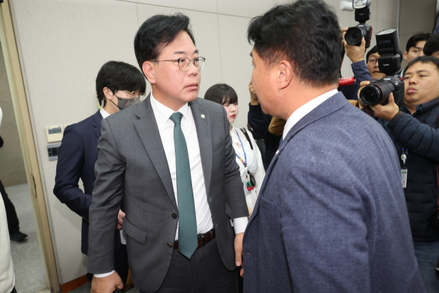 국민의힘 송언석 원내대표와 더불어민주당 이기헌 의원이 6일 서울 여의도 국회에서 열린 운영위원회의 대통령비서실과 국가안보실, 대통령경호처 등에 대한 국정감사에서 여야 설전으로 정회