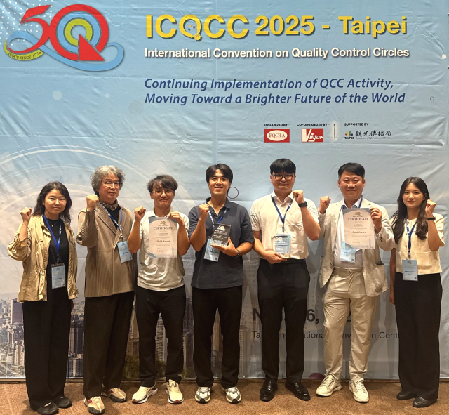 한국남부발전 ‘신바람’ 분임조와 ‘너랑나랑’ 분임조 관계자들이 대만 타이페이에서 열린 ‘제50회 국제품질분임조경진대회’에서 금상 수상 후, 기념촬영하고 있다. 남부발전 제공