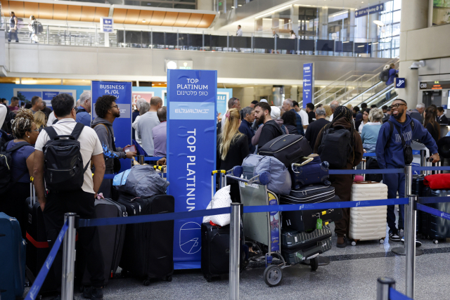 10일(현지 시간) 미국 로스앤젤레스 국제공항 터미널에서 여행객들이 체크인을 위해 줄을 서서 기다리고 있다. EPA연합뉴스