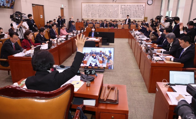 [속보] 법사위 예산소위, <b>검찰 특활비</b> 20억 <b>삭감</b>…"집단행동 검사장에 ...