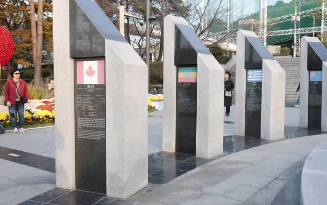 부산 유엔평화공원 6.25 UN군 공적비, 글씨 지워져 방문객들 아쉬움