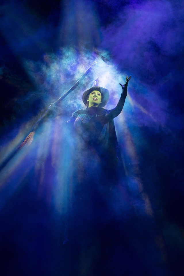 뮤지컬 ‘위키드’ 내한 공연 1막 중 'Defying Gravity'(중력을 벗어나)를 부르는 모습. 에스앤코 제공