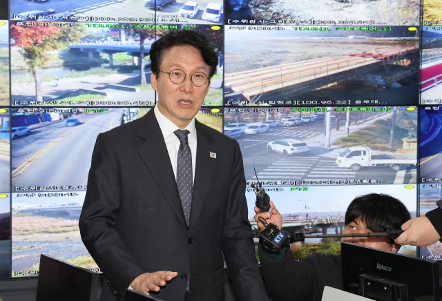 김민석 국무총리가 20일 경주시청을 방문, APEC의 성공적 개최를 위해 수고한 직원들을 격려하고 있다. 연합뉴스