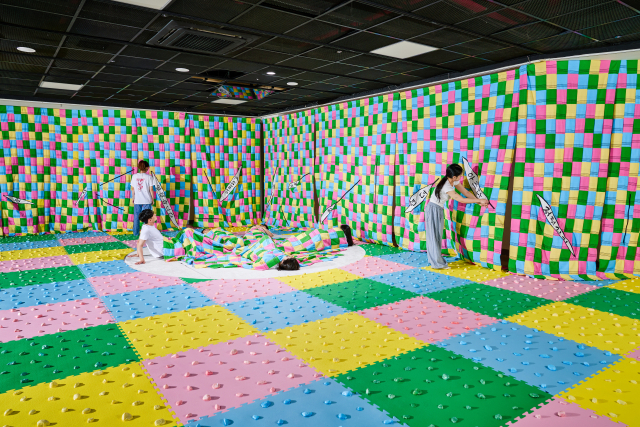 '위기의 계절을 넘어 II-디그리쇼 2025' 공모에 선발된 경성대 배수빈 학생의 '인(忍)' 설치 작품. 때수건, 비슬론 지퍼, 광목 천, 털실, EVA매트, 염색된 자갈, 카페트, 모니터, 단채널 영상(7분 5초